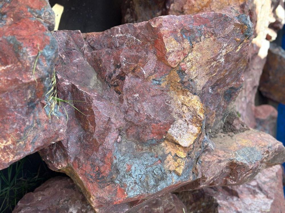 Камни для ландшафтного дизайна красно-фиолетовые 10-60 килограмм купить в Новой Ляле