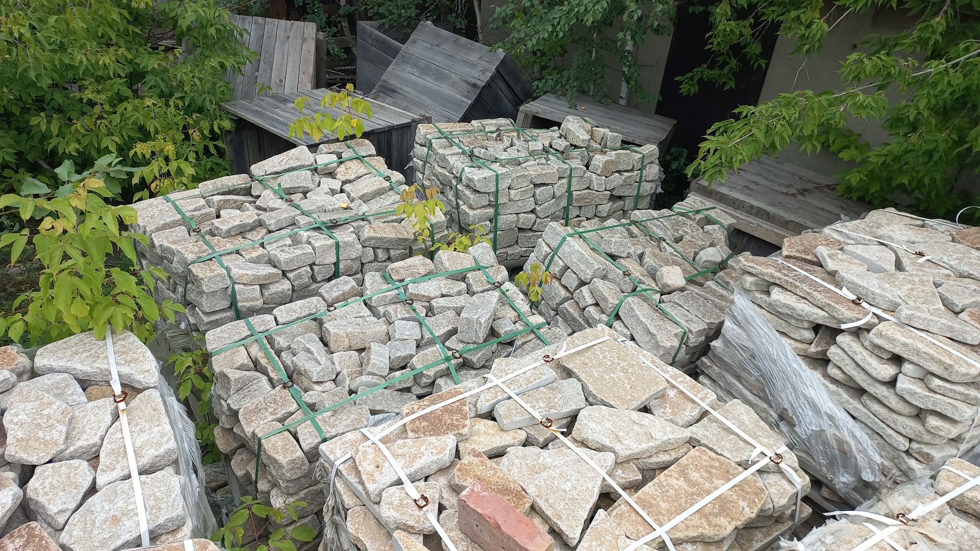 Плитняк галтованный гранитный для ландшафтного дизайна купить в Новой Ляле