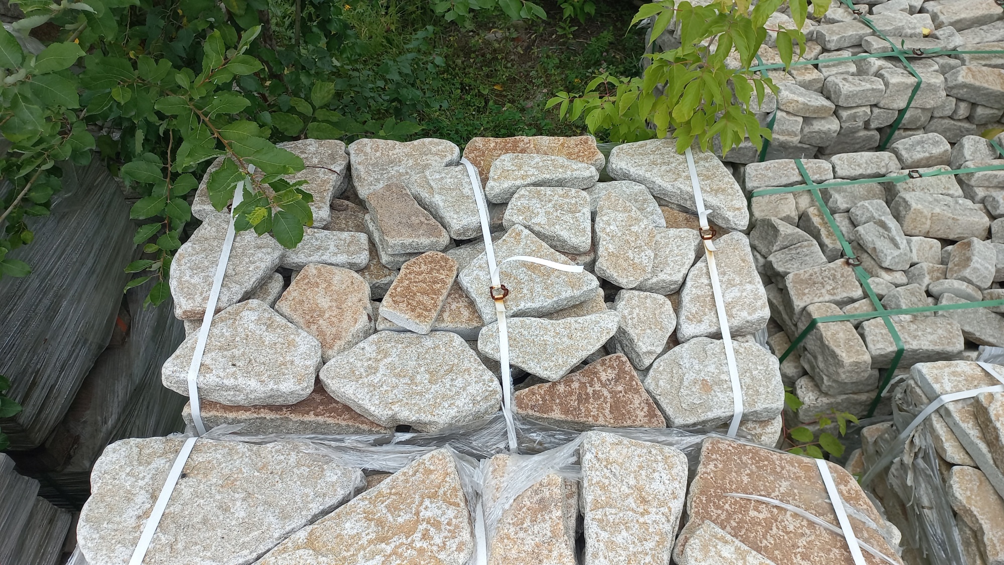 Плитняк галтованный гранитный для ландшафтного дизайна купить в Новой Ляле