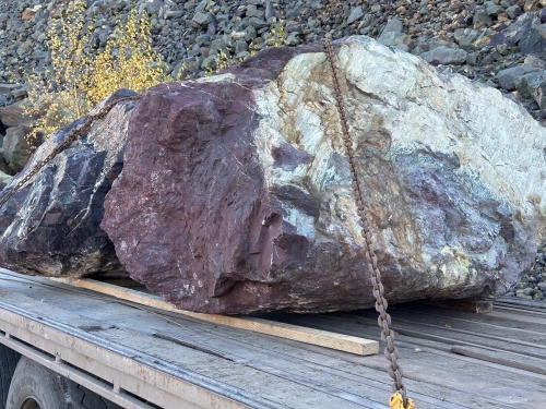 Огромные красно-фиолетовые валуны для ландшафтного дизайна весом более 5 тонн купить в Новой Ляле