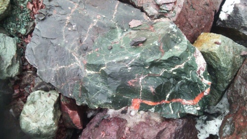 Гигантские зелёные валуны для ландшафтного дизайна весом более 5 тонн купить в Новой Ляле