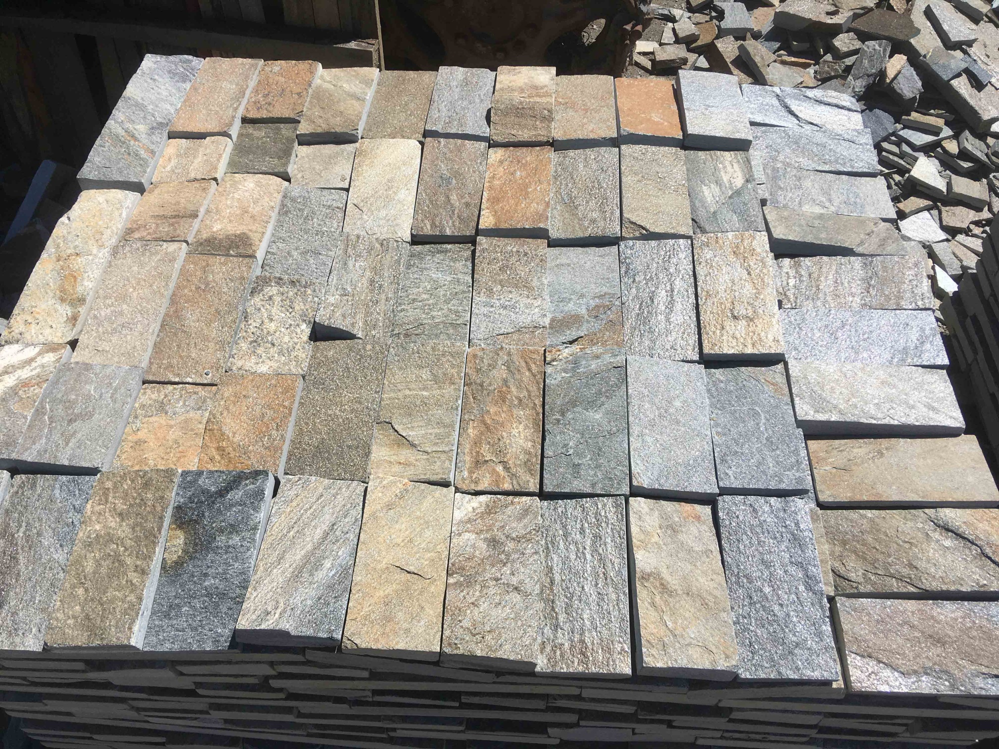 Плитка пилёная златолит Уральский для цоколя, отмостки купить в Новой Ляле