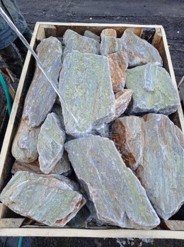 Златолит жёлтый, жёлто-зелёный глыбки и валуны для ланшафтного дизайна купить в Новой Ляле