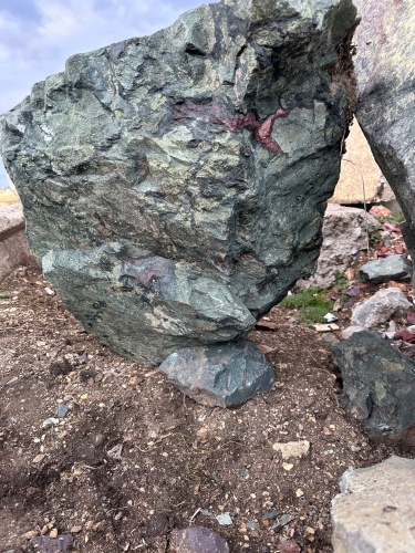 Гигантские зелёные валуны для ландшафтного дизайна весом более 5 тонн купить в Новой Ляле