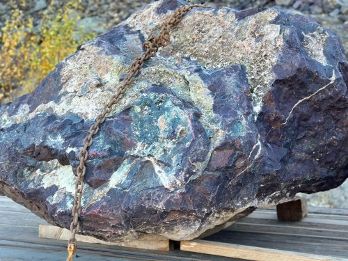 Огромные красно-фиолетовые валуны для ландшафтного дизайна весом более 5 тонн купить в Новой Ляле