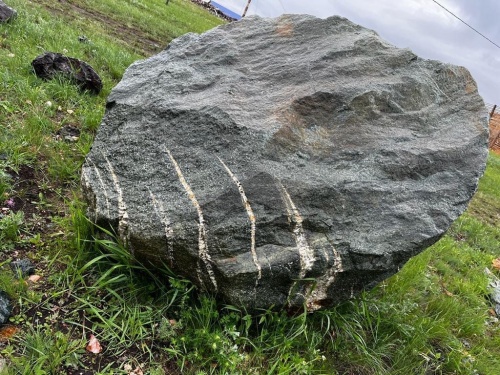 Гигантские зелёные валуны для ландшафтного дизайна весом более 5 тонн купить в Новой Ляле