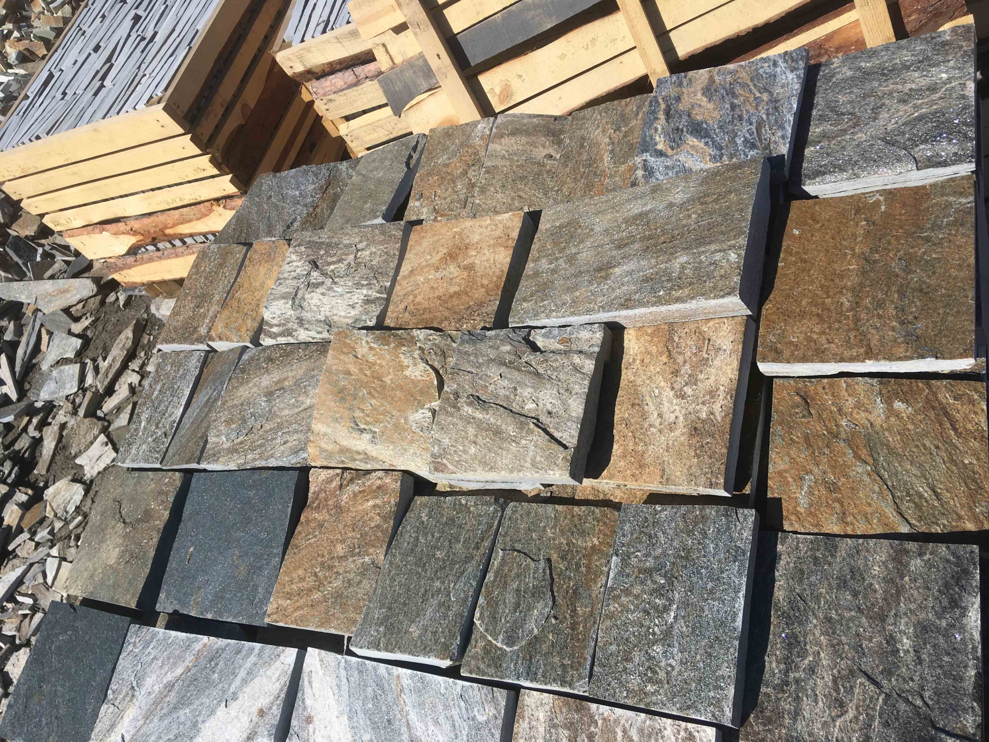 Плитка пилёная златолит Уральский для цоколя, отмостки купить в Новой Ляле