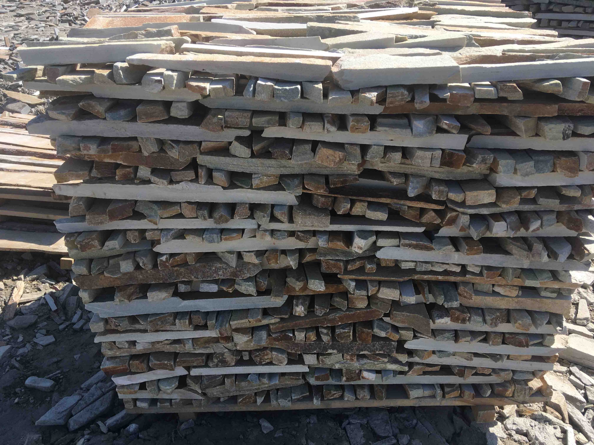 Горбушка златолит золотистый для облицовки купить в Новой Ляле