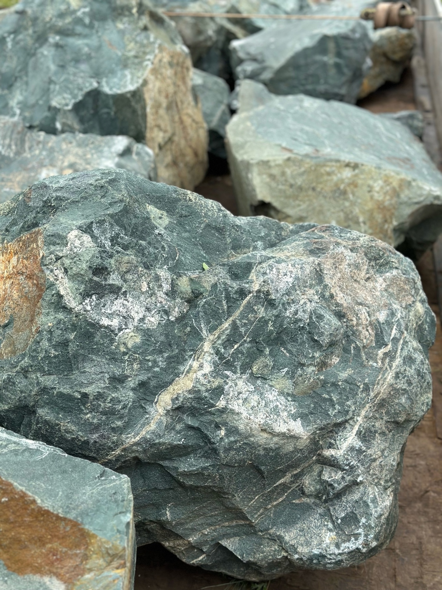 Камни для ландшафтного дизайна зелёные 10-60 килограмм купить в Новой Ляле