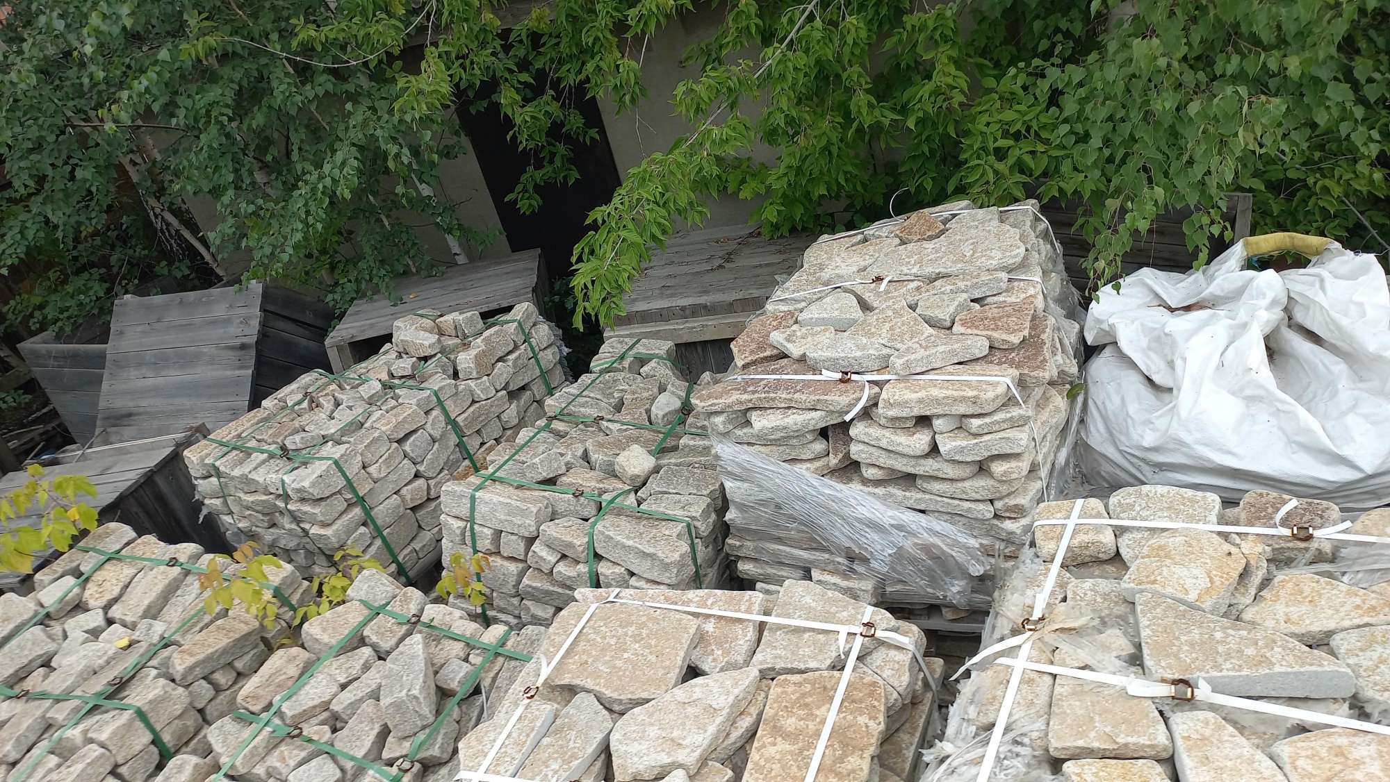 Плитняк гранитный галтованный купить в Новой Ляле