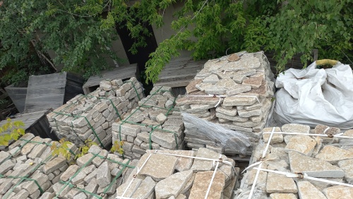 Плитняк гранитный галтованный купить в Новой Ляле