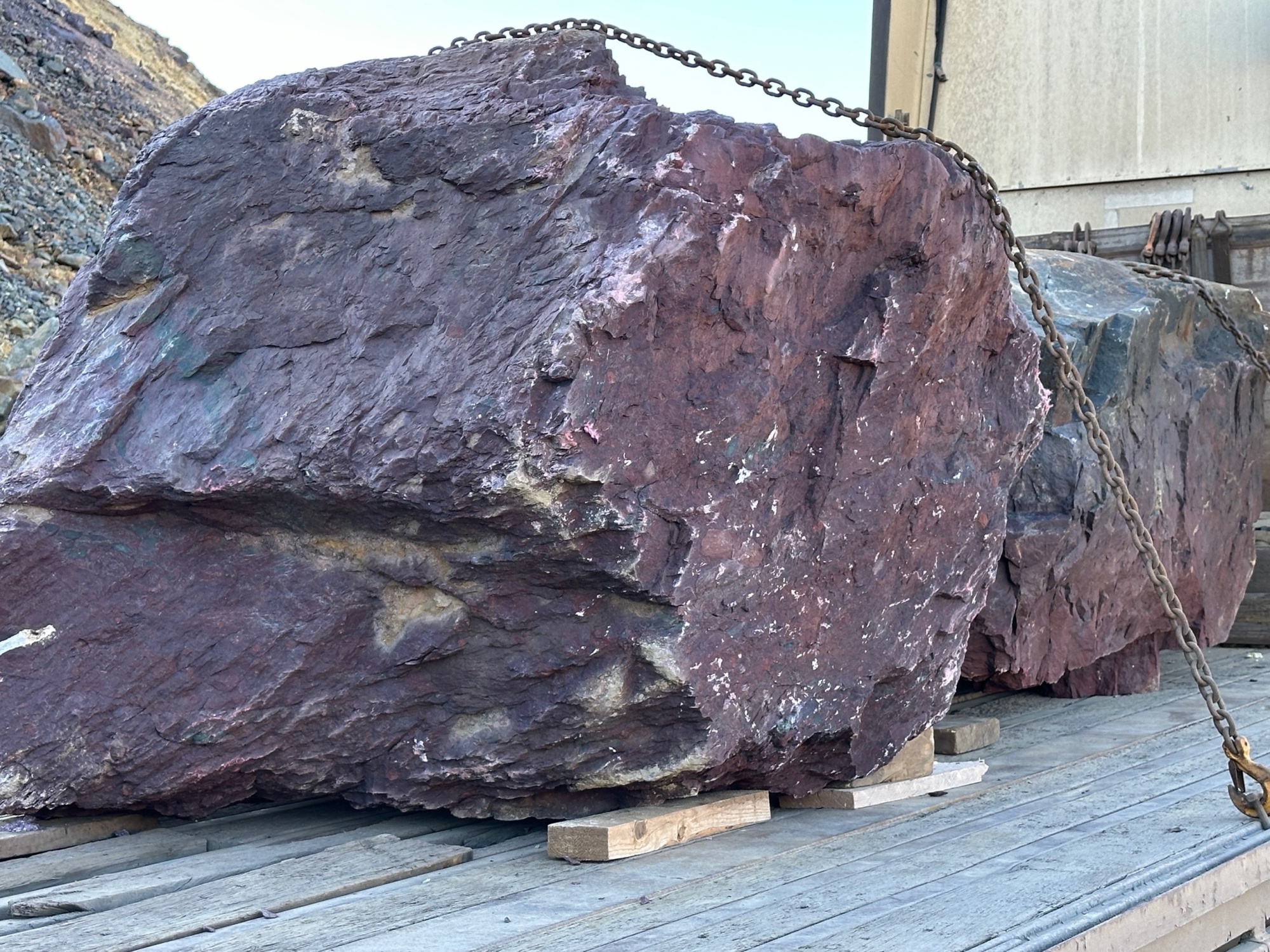 Огромные красно-фиолетовые валуны для ландшафтного дизайна весом более 5 тонн купить в Новой Ляле