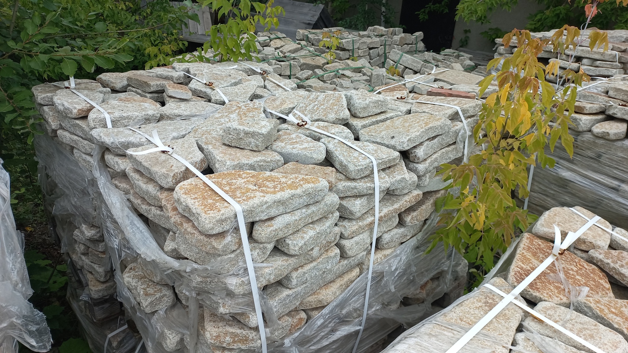 Плитняк галтованный гранитный для ландшафтного дизайна купить в Новой Ляле