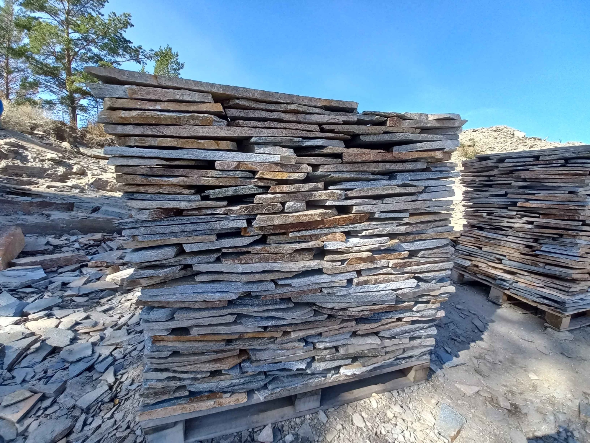 Плитняк златолит серебристый для фасада купить в Новой Ляле