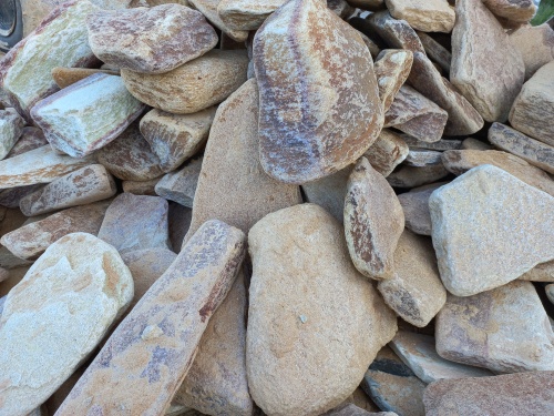 Златолит жёлтый, жёлто-зелёный глыбки и валуны для ланшафтного дизайна купить в Новой Ляле