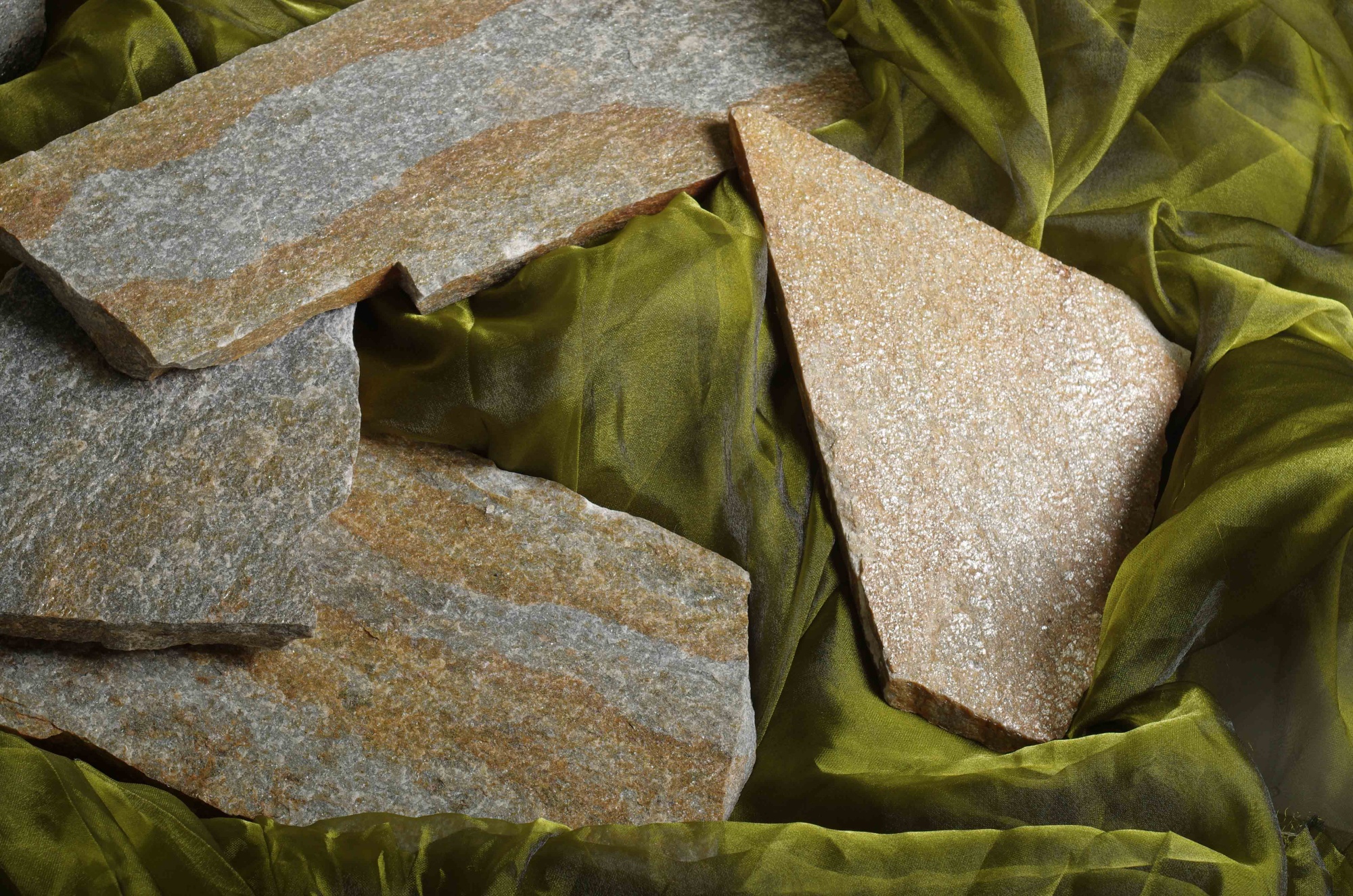 Плитняк златолит Уральский для цоколя, отмостки купить в Новой Ляле