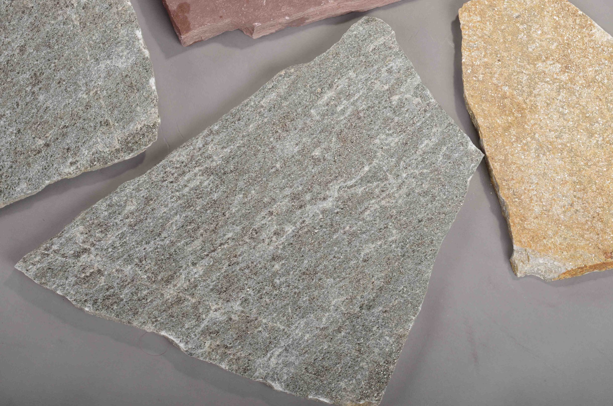 Плитняк златолит Уральский для цоколя, отмостки купить в Новой Ляле