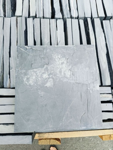 чёрная каменная брусчатка